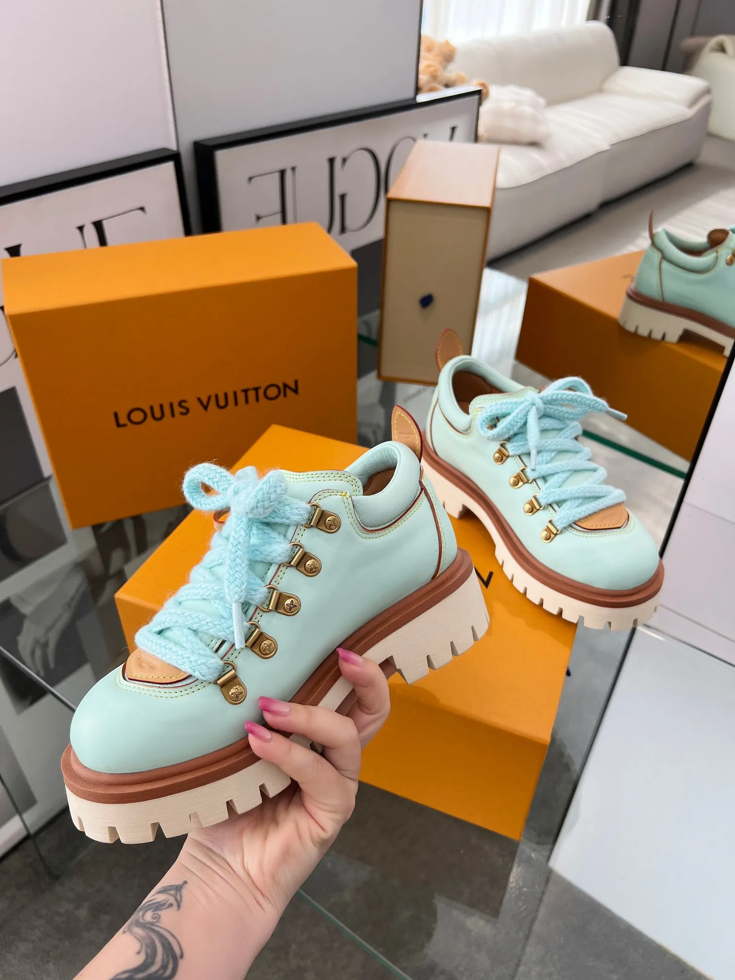 Factory direct sales p640🐘🐘Women's shoes Women's LV new couple's thick-soled hiking shoes, your original custom-made large-soled shoe brand, giving your feet flexibility and freedom, a good pair of shoes to wear all summer. Fabric: top-layer imported calfskin cowhide lining Size: 35-46 Welcome to send pictures to place orders